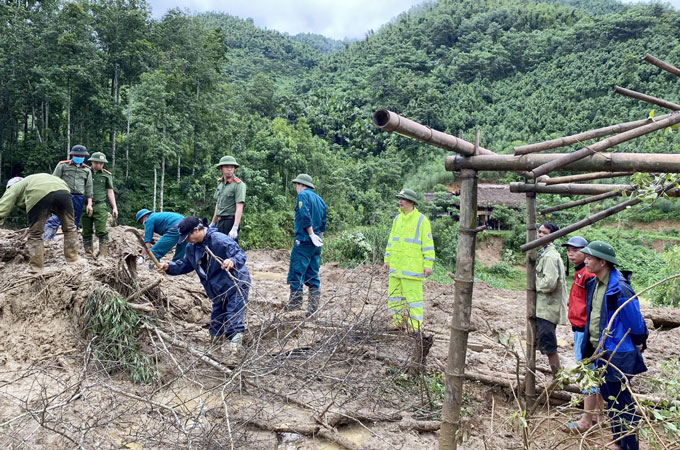 Lực lượng chức năng tìm kiếm gần 100 người mất tích trong vụ sạt lở tại thôn Làng Nủ, xã Phúc Khánh, huyện Bảo Yên, tỉnh Lào Cai. Ảnh: ĐVCC