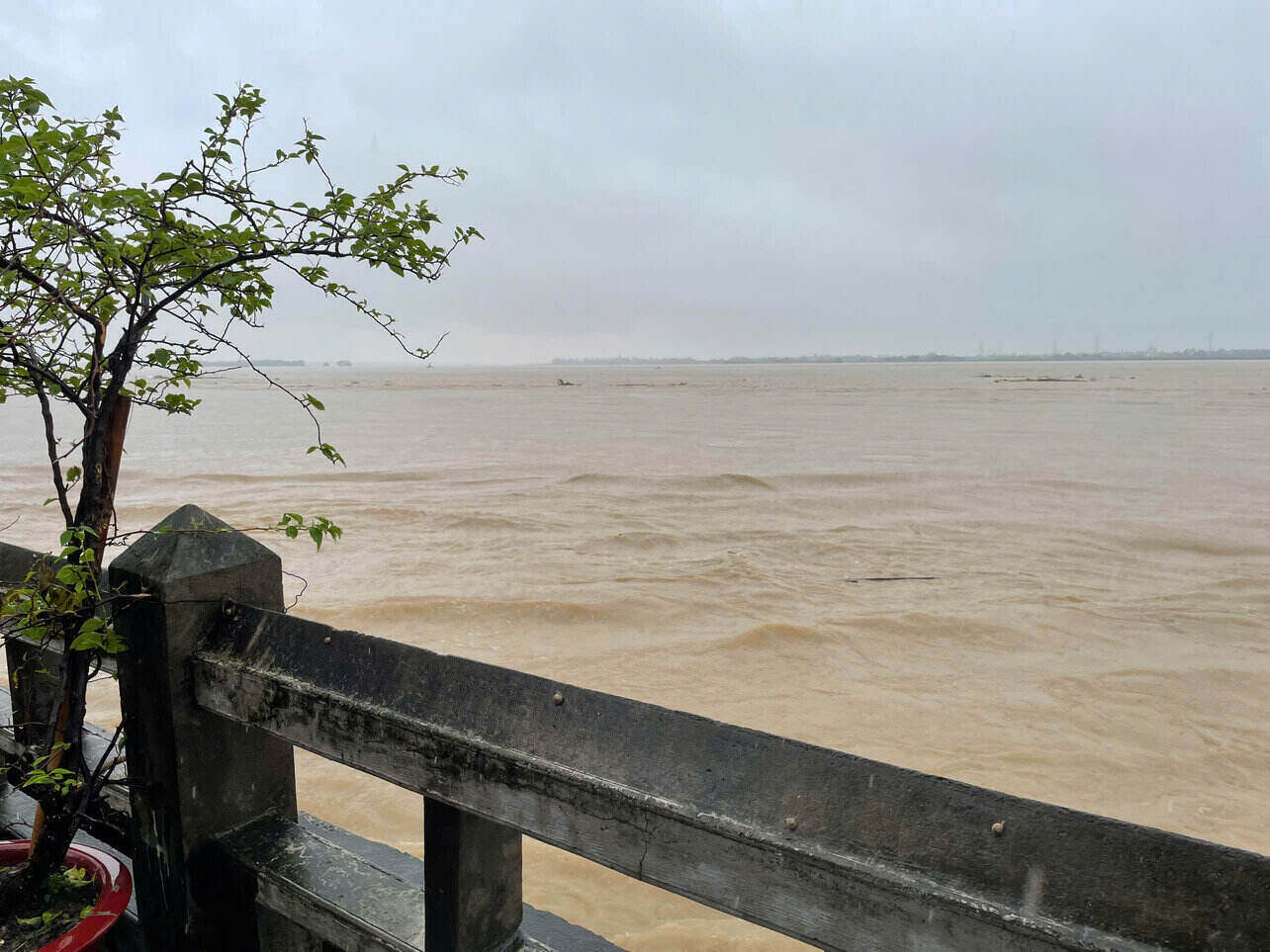 Khu vực Đình Chèm (Đông Ngạc), nước đã lên tới mấp mé sân đình. Nước chảy rất xiết. Lực lượng chức năng đã có mặt để di dời người dân ra khỏi khu vực này. Ảnh: Thùy Linh