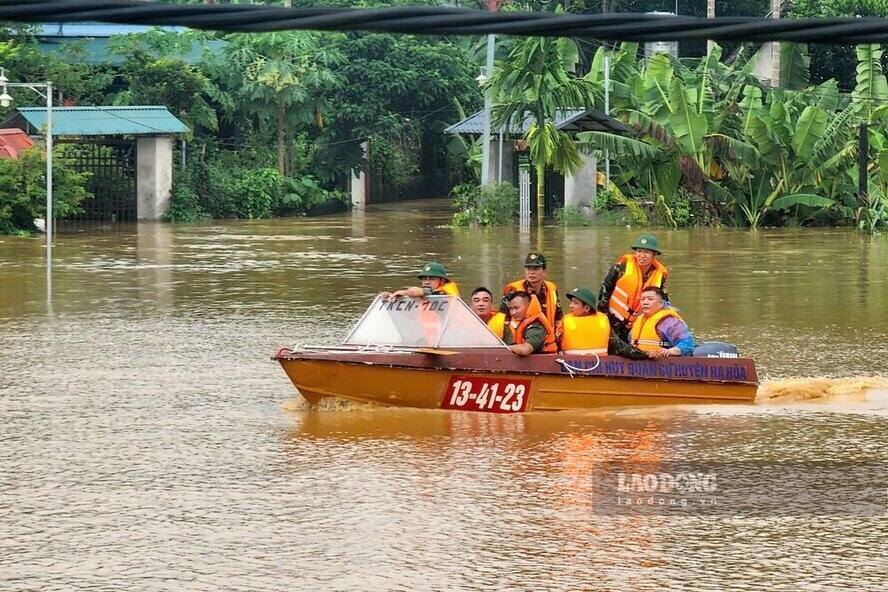 Da co hon 7.000 ho dan o Phu Tho phai di doi tranh ngap lut. Anh: To Cong.