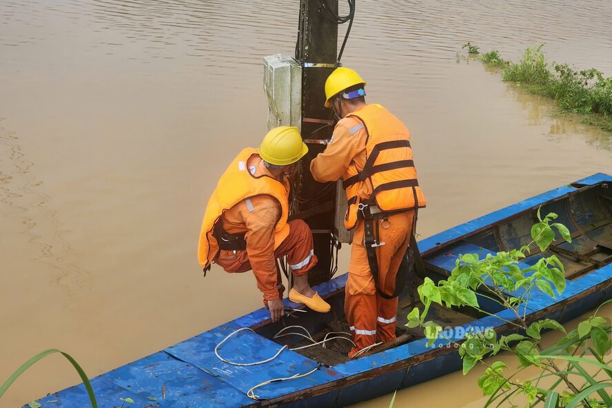 Nganh dien luc khac phuc cac su co ve dien trong thoi diem mua lu. Anh: To Cong.