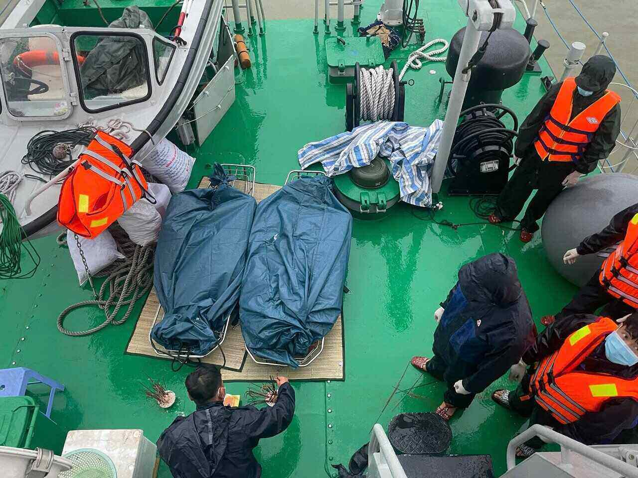 Lượng chức năng đã phát hiện thêm 2 thi thể người mắc kẹt trong con tàu chìm trên vịnh Hạ Long. Ảnh:  Vùng 1 Hải quân