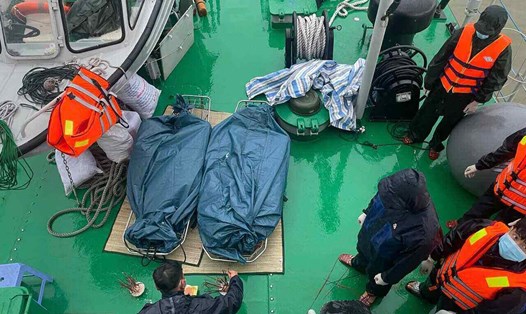 Lượng chức năng đã phát hiện thêm 2 thi thể người mắc kẹt trong con tàu chìm trên vịnh Hạ Long. Ảnh:  Vùng 1 Hải quân