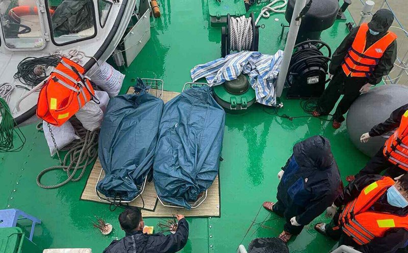 Lượng chức năng đã phát hiện thêm 2 thi thể người mắc kẹt trong con tàu chìm trên vịnh Hạ Long. Ảnh:  Vùng 1 Hải quân