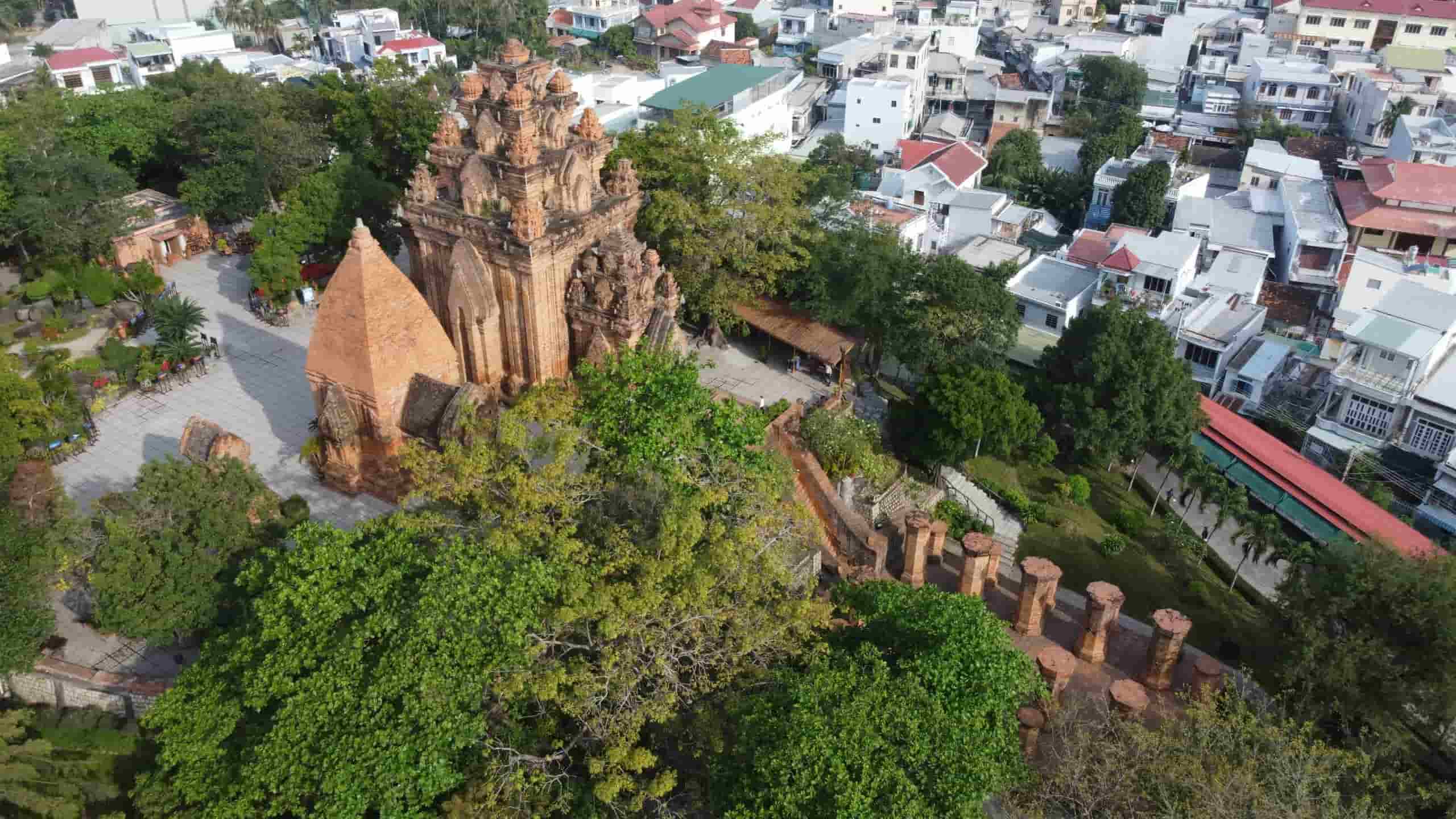 Tháp Bà Ponagar là quần thể khu đền tháp Chăm nằm trên đồi Cù Lao, nép mình bên dòng sông Cái Nha Trang, tọa lạc tại P. Vĩnh Phước, TP. Nha Trang. Di tích có niên đại xây dựng khoảng từ thế kỷ thứ 8 đến thế kỷ 13, là công trình tiêu biểu về nghệ thuật kiến trúc của dân tộc Chăm.