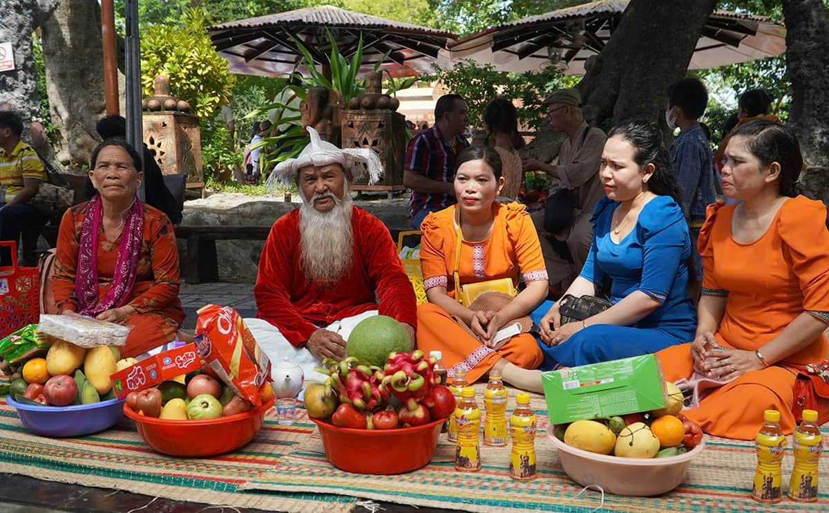 Ben canh gia tri cua di san van hoa vat the cua quan the di tich, con co gia tri van hoa phi vat the dac sac thong qua Le hoi Thap Ba Ponagar dien ra hang nam.