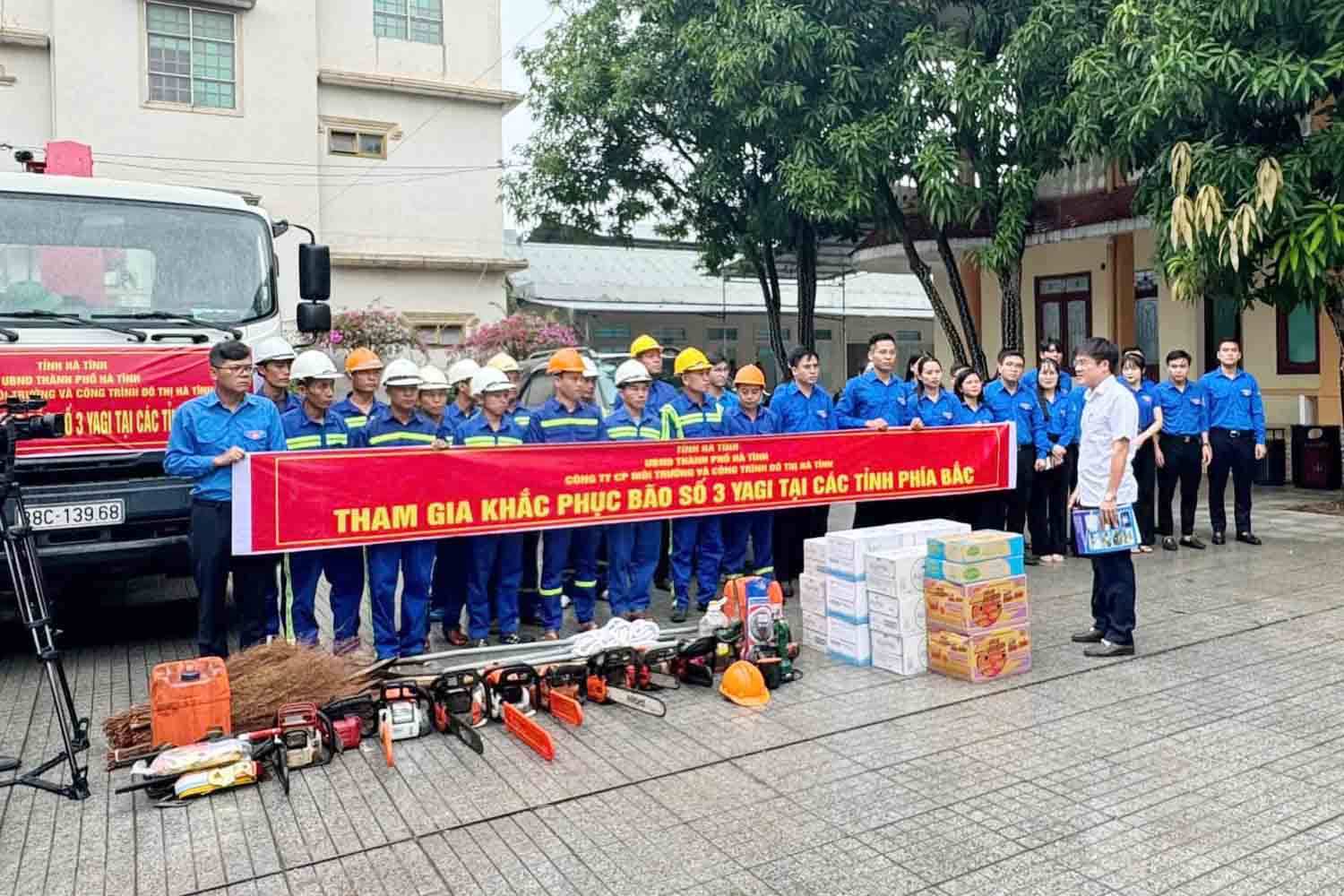 Công nhân Công ty Môi trường và Công trình đô thị Hà Tĩnh lên đường ra Bắc hỗ trợ khắc phục hậu quả bão lũ. Ảnh: Hương Đô.