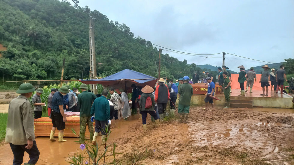 Tieng khoc vang khap Nha van hoa thon khi nhung nguoi dan nhan ra thi the nguoi than duoc dua ve.