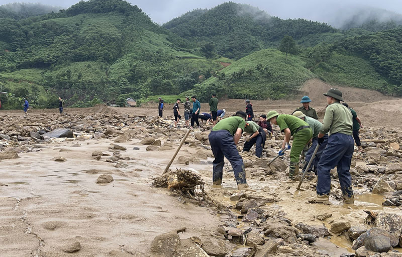 Ca mot thon lang bi san phang sau lu quet kinh hoang. Anh: Tong Hue