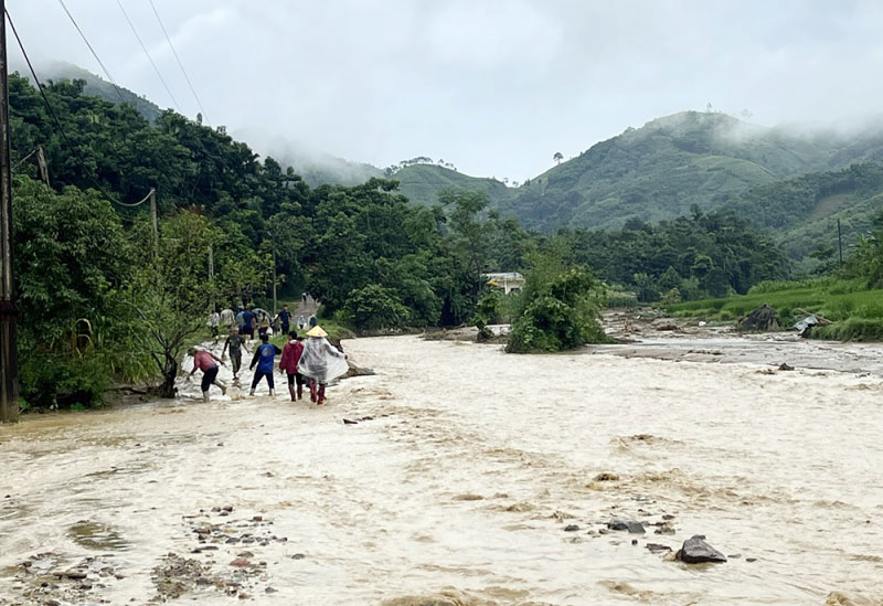 Lực lượng chức năng Lào Cai nỗ lực tìm kiếm, cứu nạn các nạn nhân. Ảnh: Tống Huệ

