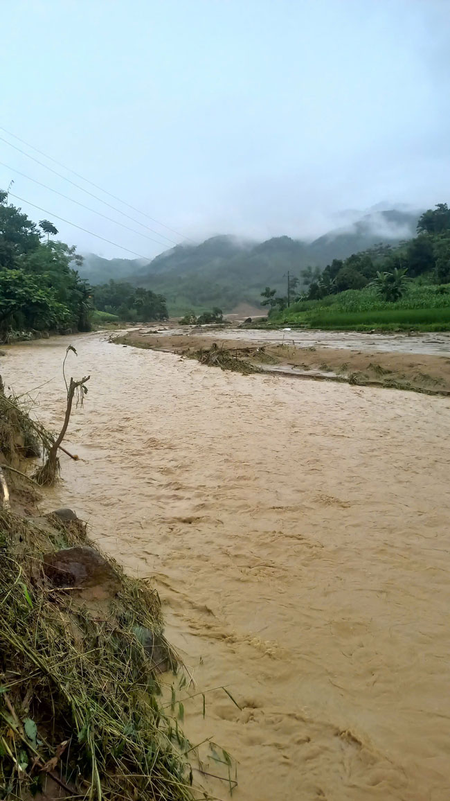 Hien nuoc lu van dang cao. Anh: Dinh Dai