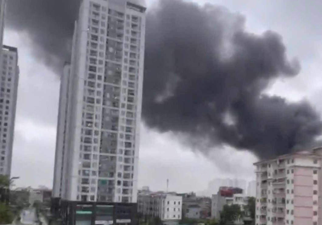 Đám cháy kèm theo cột khói. Ảnh: D.Hiệp