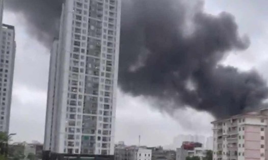 Đám cháy kèm theo cột khói. Ảnh: D.Hiệp