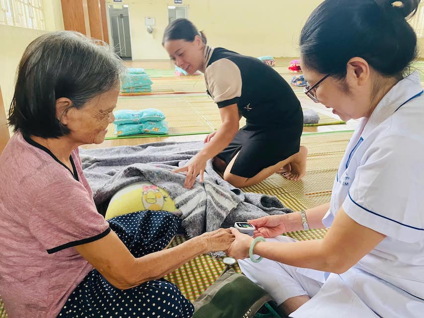 Sang nay, lanh dao phuong va tram y te phuong da truc tiep sang tham hoi, dong vien va kiem tra suc khoe cho dan, dac biet luu y voi nguoi gia va tre nho. Anh: Nha truong cung cap. 