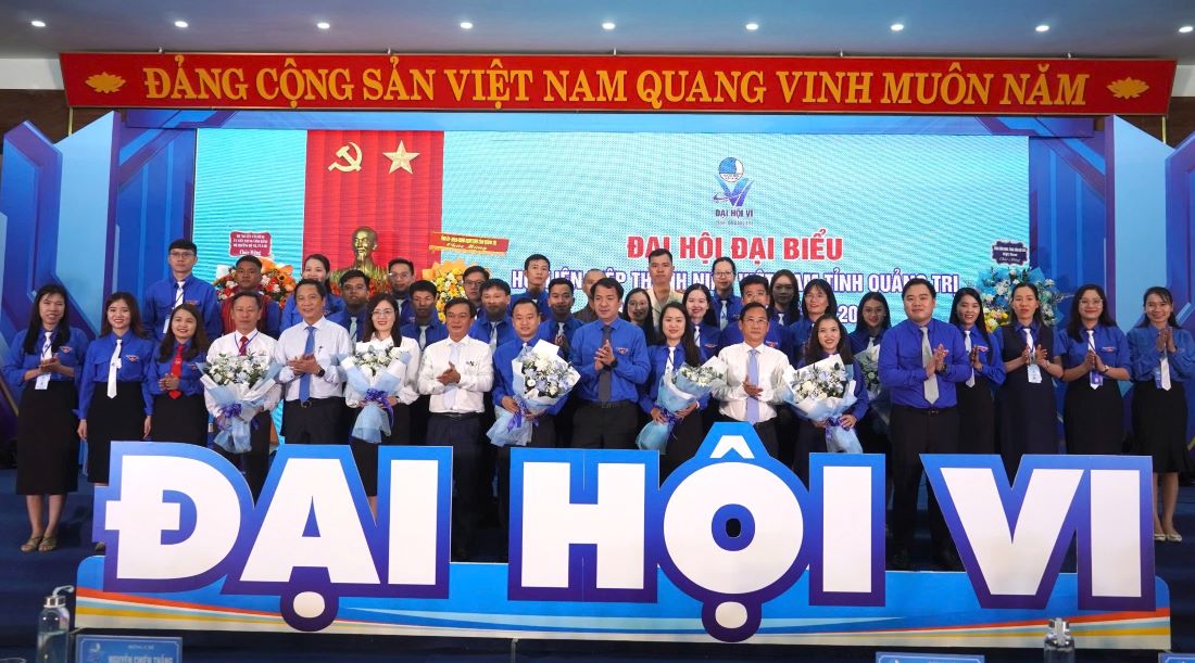 Ủy ban Hội Liên hiệp thanh niên Việt Nam tỉnh Quảng Trị khóa VI ra mắt, nhận hoa chúc mừng. Ảnh: Hưng Thơ.