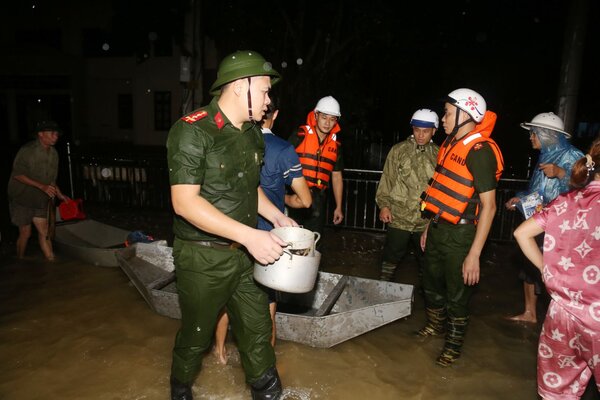 Ngoài sơ tán người dân, lực lượng chức năng cũng di chuyển các đồ đạc giúp người dân đến nơi sơ tán. Ảnh: Công an Bắc Ninh