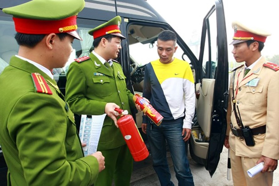 Đề xuất quy chuẩn đăng kiểm về bình chữa cháy trên ôtô. Ảnh: Đình Vũ
