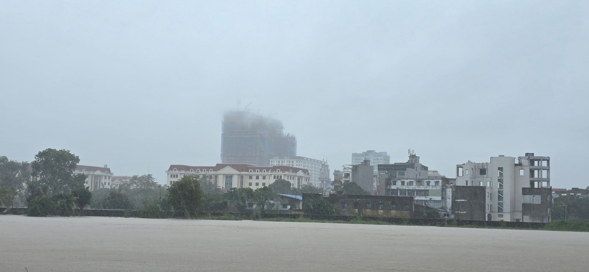 Tại TP.Thái Bình, trong buổi sáng 11.9, nhiều thời điểm mưa vẫn to trắng trời. Ảnh: Trung Du