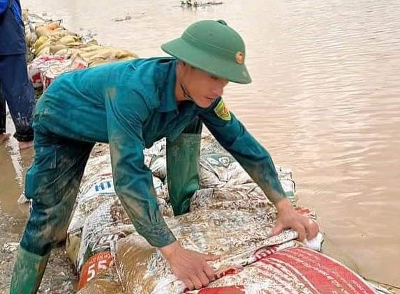 Thôn đội trưởng ở Bắc Giang cứu cháu bé bị nước lũ cuốn trôi