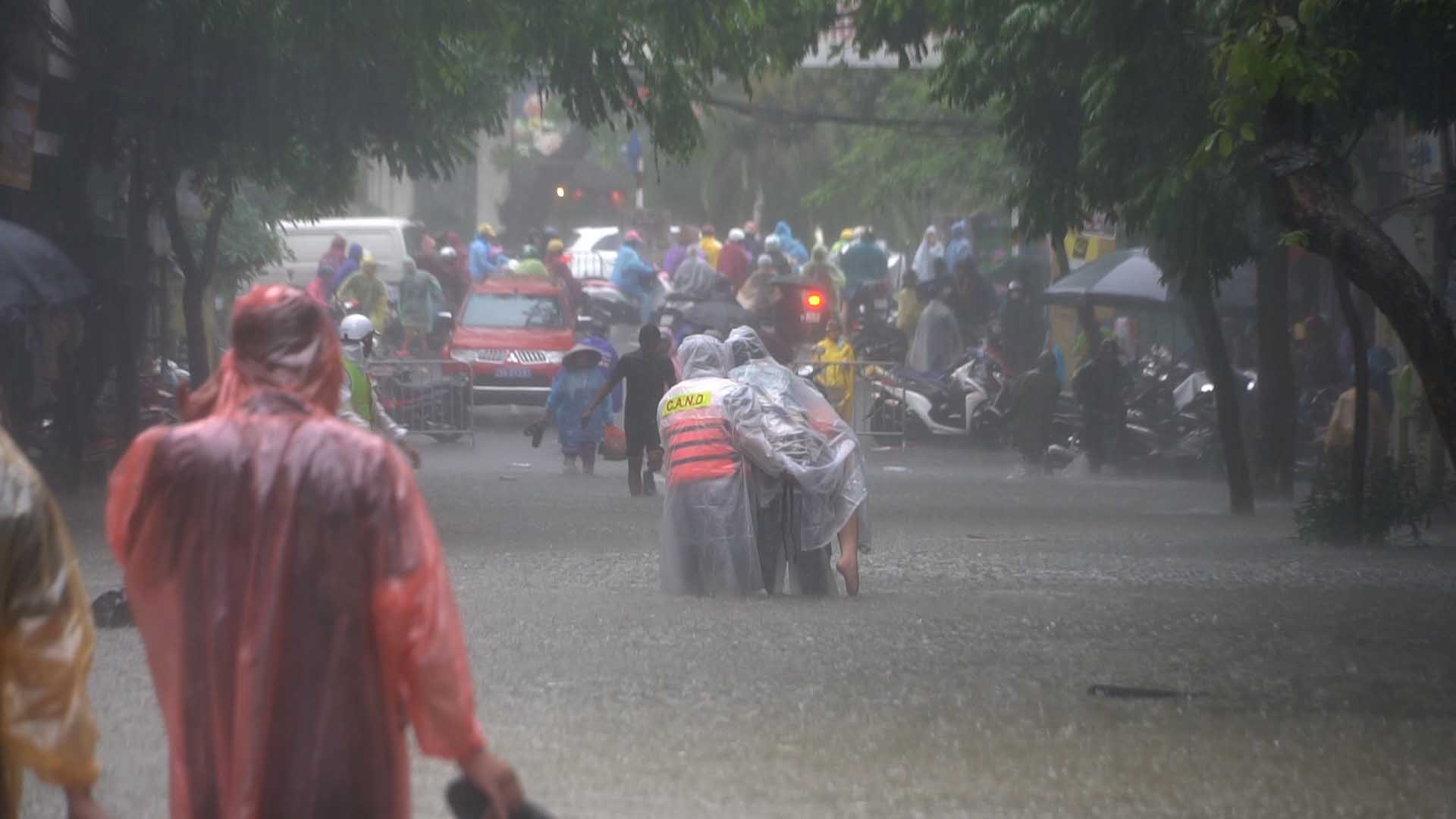 Công an, quân đội, cõng người dân ra khỏi vùng lũ Phúc Xá