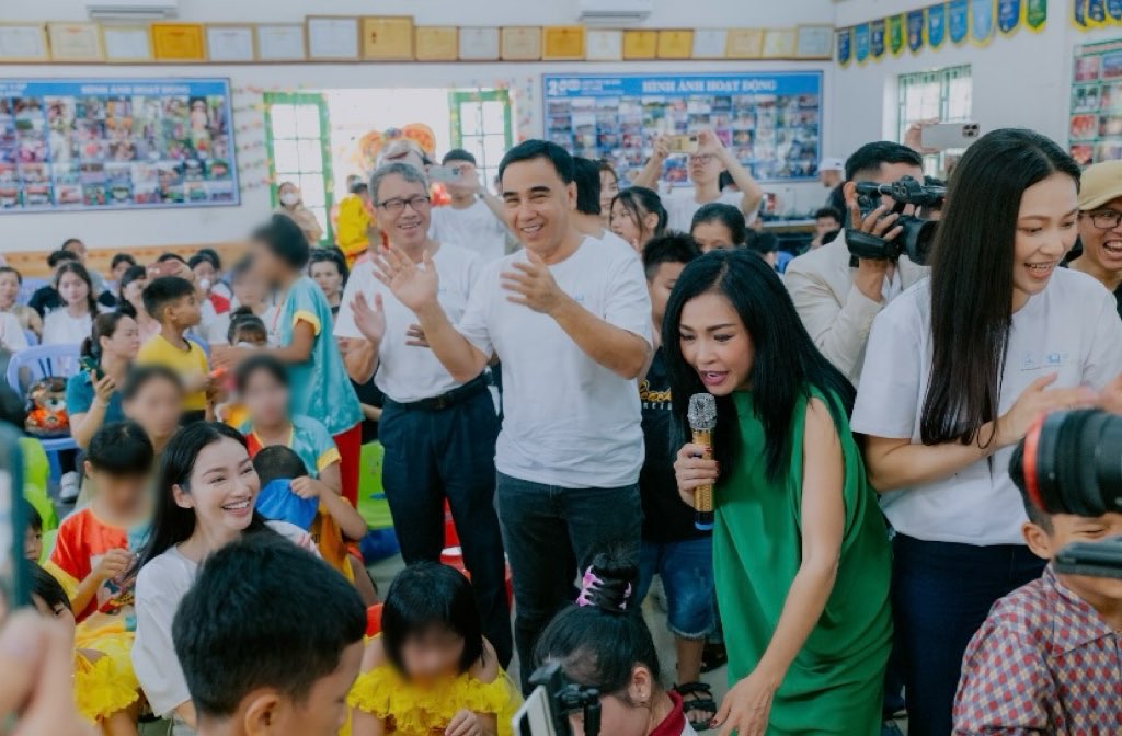Buổi thăm hỏi của Quyền Linh, Trương Tri Trúc Diễm và các nghệ sĩ khác ở Làng trẻ em SOS. Ảnh: NVCC
