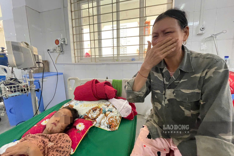 Những giọt nước mắt thắt lòng khi chờ tin người thân sau vụ lở núi ở Làng Nủ. Ảnh: Đinh Đại