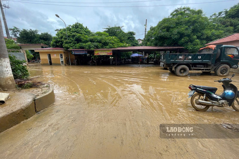 Benh vien cua huyen Bao Yen cung khong thoat khoi canh bun dat ngap tran sau lu lut. Anh: Dinh Dai