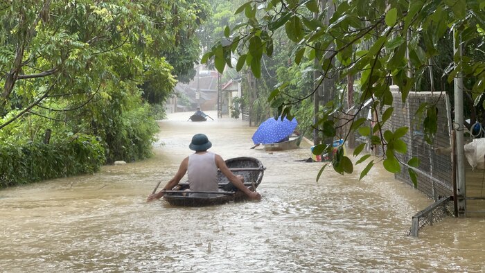 “Nha toi thao o be loc ra duoc 1 binh nuoc. Nhung con chau chay lu ve day gan 20 nguoi nen lo nhat la khong co nuoc sach de an uong“, ba Dinh chia se.  