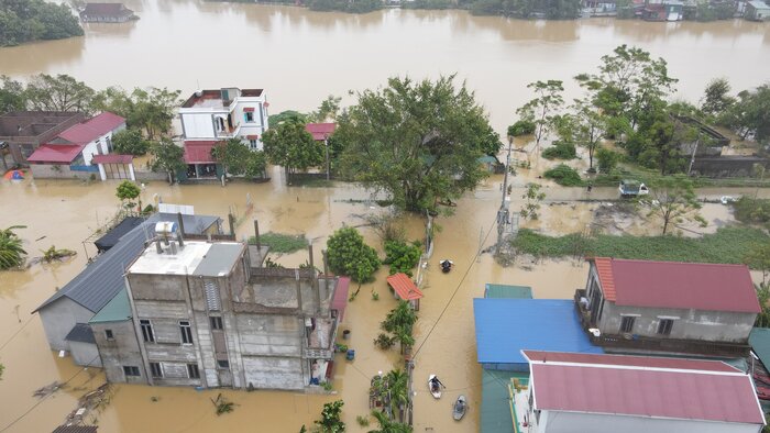 Theo ghi nhan cua Lao Dong, ngay 11.9, tai huyen Chuong My (Thanh pho Ha Noi) nuoc lu len nhanh khien de song Bui 2 bi tran, nuoc chay nhu thac vao nha dau thuoc cac thon Nhan Ly, Nam Hai, Hanh Bo. Nhieu tuyen duong lien thon, xa... dang chim trong nuoc, nhieu noi nuoc ngap toi mai nha.