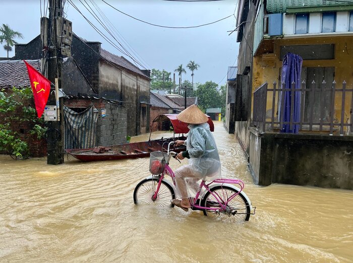 Bà Hồ Thị Định (63 tuổi, xã Tân Tiến) cho biết trong đợt lũ lần này gia đình đã kịp di chuyển tài sản, vật nuôi đến nơi an toàn. Tuy nhiên, bà lo lắng về điều kiện sinh hoạt trong những ngày tới, nhất là thiếu nước sạch.  