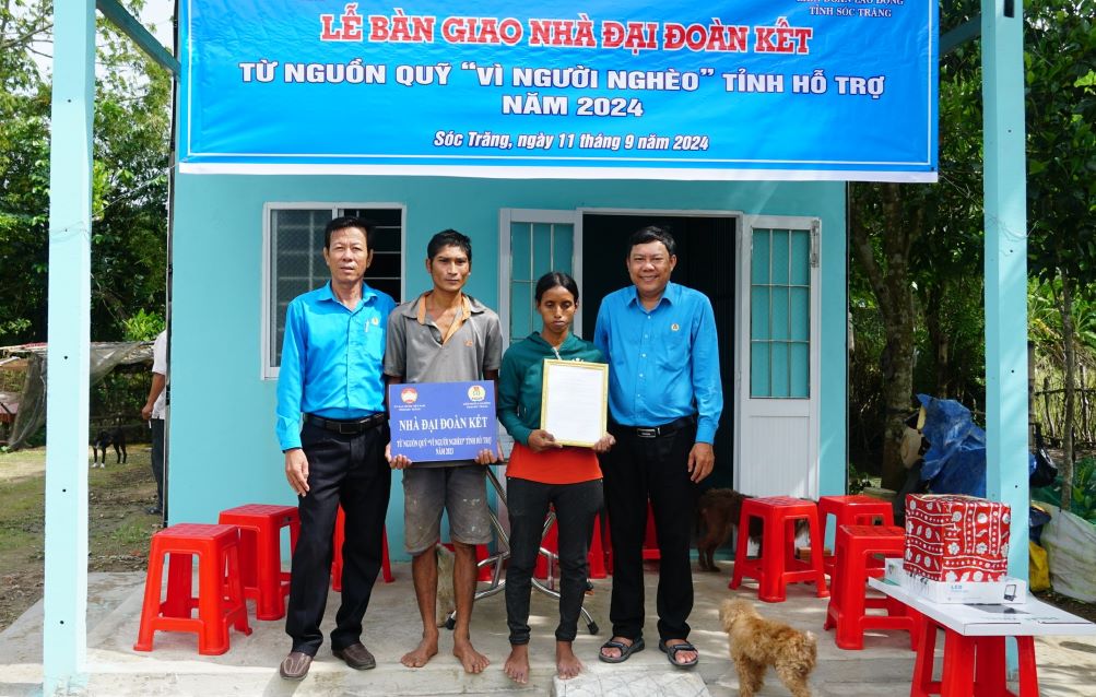 Ông Lê Văn Phải - Phó Chủ tịch LĐLĐ tỉnh Sóc Trăng (trái) bàn giao nhà cho đoàn viên Lý Thi Thanh. Ảnh: Phương Anh