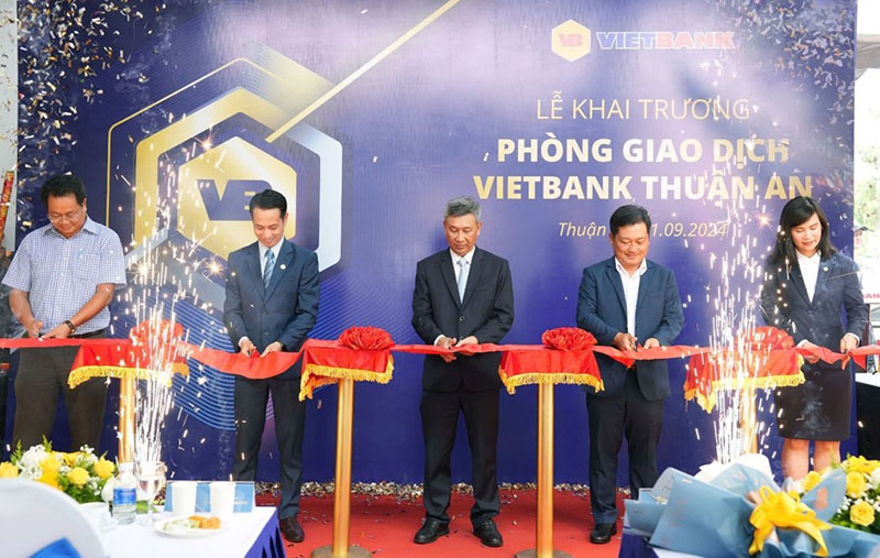 Các đại biểu cắt băng khai trương Phòng Giao dịch Vietbank Thuận An sáng 11.9.2024.