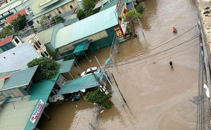 Đường 427 (71 cũ), huyện Thường Tín ngập sâu cấm phương tiện đi lại từ 09h00’ ngày 11.9. Ảnh: Văn Đại 