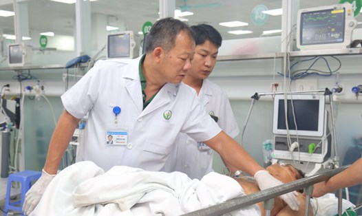 Bác sĩ cấp cứu cho nam bệnh nhân  ở tỉnh Lào Cai bị mưa lũ cuốn trôi. Ảnh: BVCC