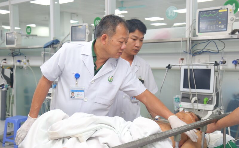 Bác sĩ cấp cứu cho nam bệnh nhân  ở tỉnh Lào Cai bị mưa lũ cuốn trôi. Ảnh: BVCC