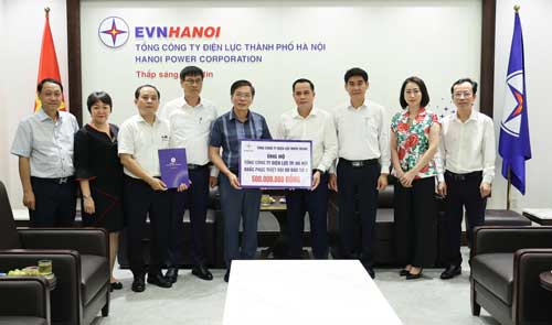 Lãnh đạo EVNCPC trao 500 triệu đồng hỗ trợ EVNHANOI khắc phục hậu quả bão số 3. Ảnh: EVNCPC cung cấp