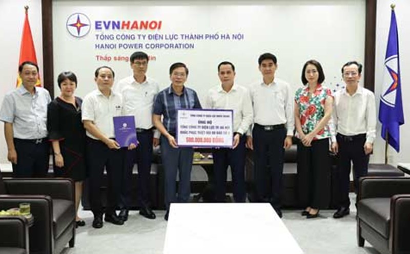 Lãnh đạo EVNCPC trao 500 triệu đồng hỗ trợ EVNHANOI khắc phục hậu quả bão số 3. Ảnh: EVNCPC cung cấp