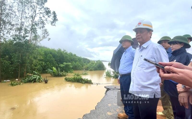 Bộ trưởng Lê Minh Hoan kiểm tra vị trí vỡ đê sông Lô. Ảnh: Việt Bắc