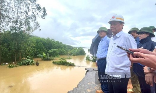 Bộ trưởng Lê Minh Hoan kiểm tra vị trí vỡ đê sông Lô. Ảnh: Việt Bắc