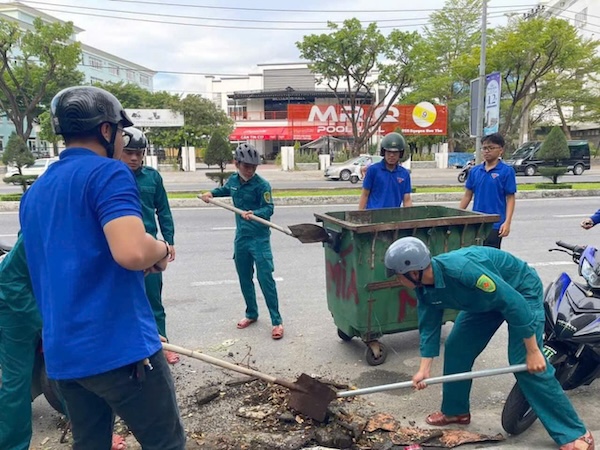 UBND quận Hải Châu (TP Đà Nẵng) ra quân nạo vét cống thải. Ảnh: Thanh Phong