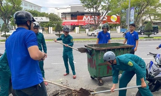 UBND quận Hải Châu (TP Đà Nẵng) ra quân nạo vét cống thải. Ảnh: Thanh Phong