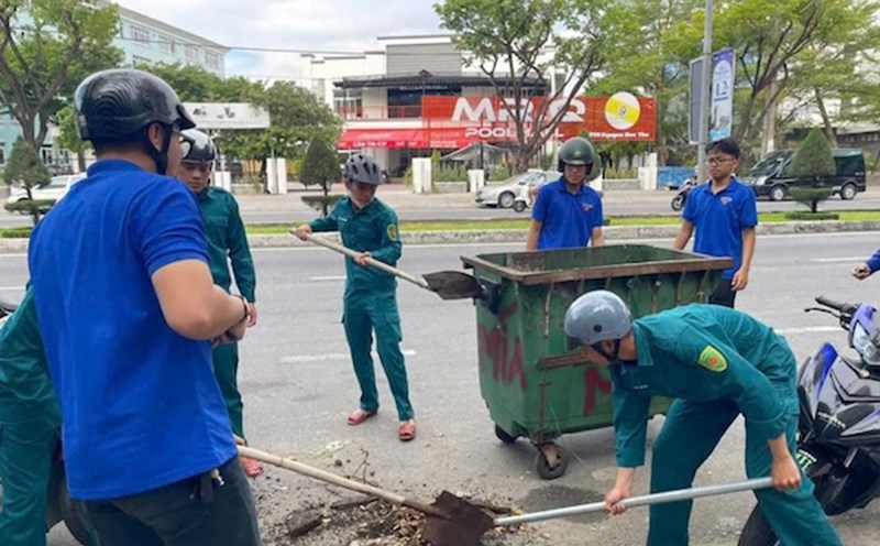 UBND quận Hải Châu (TP Đà Nẵng) ra quân nạo vét cống thải. Ảnh: Thanh Phong