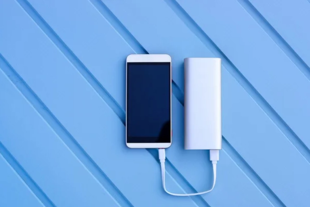 Sạc dự phòng là một trong những vật dụng cần thiết trong mùa mưa bão. Ảnh: Pixabay