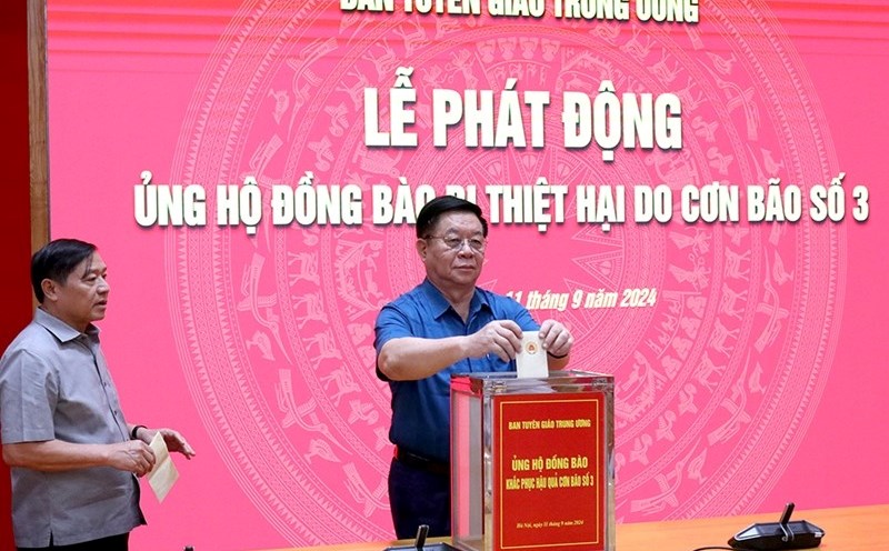 Ông Nguyễn Trọng Nghĩa - Ủy viên Bộ Chính trị, Bí thư Trung ương Đảng, Trưởng Ban Tuyên giáo Trung ương - ủng hộ đồng bào bị thiệt hại do cơn bão số 3. Ảnh: T.Vương