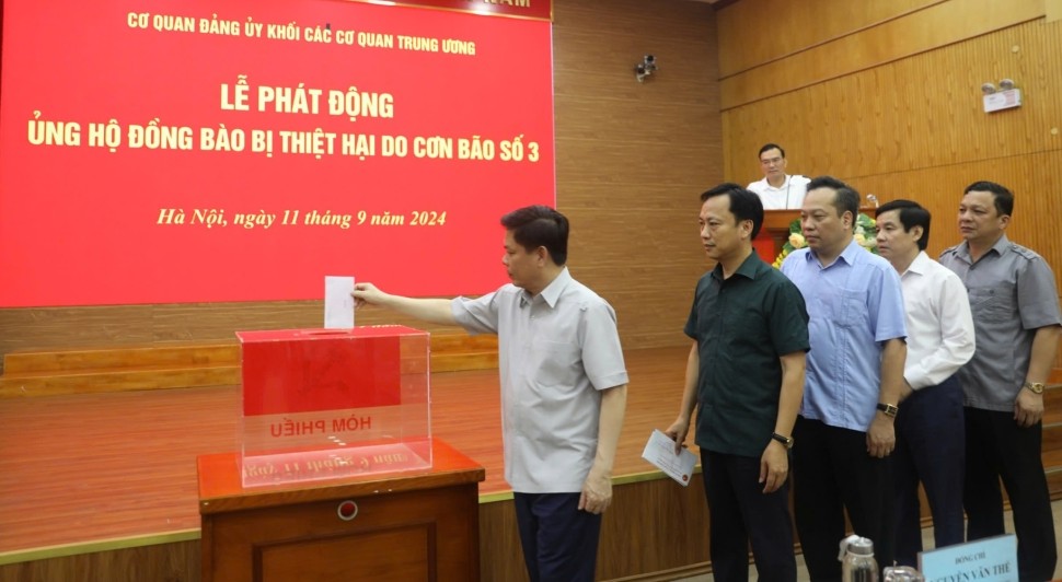 Ong Nguyen Van The - Bi thu Dang uy Khoi cac co quan Trung uong, cung toan the lanh dao, cong chuc, vien chuc Dang uy Khoi du va tham gia ung ho. Anh: T.Vuong 