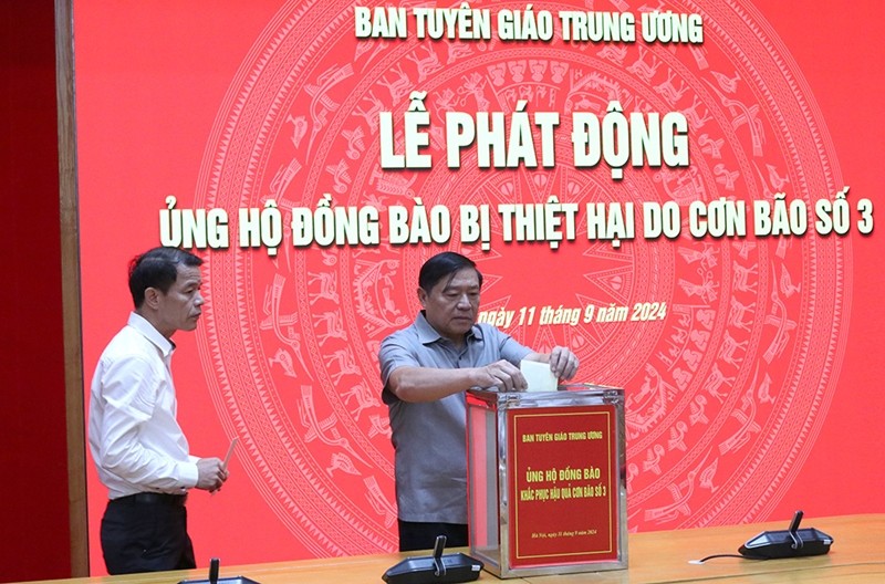 Ông Lại Xuân Môn - Phó Trưởng Ban Thường trực Ban Tuyên giáo Trung ương - ủng hộ đồng bào bị thiệt hại do cơn bão số 3. Ảnh: T.Vương