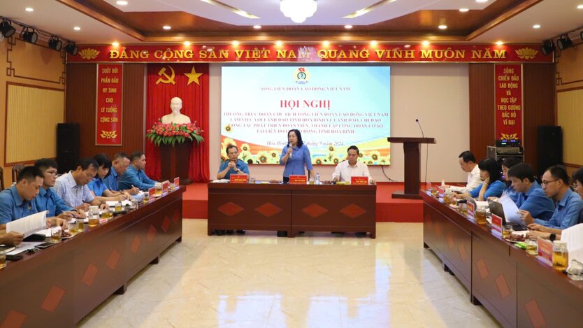 Hình ảnh buổi làm việc về công tác phát triển đoàn viên, thành lập công đoàn cơ sở ở tỉnh Hòa Bình. Ảnh: Khánh Linh
