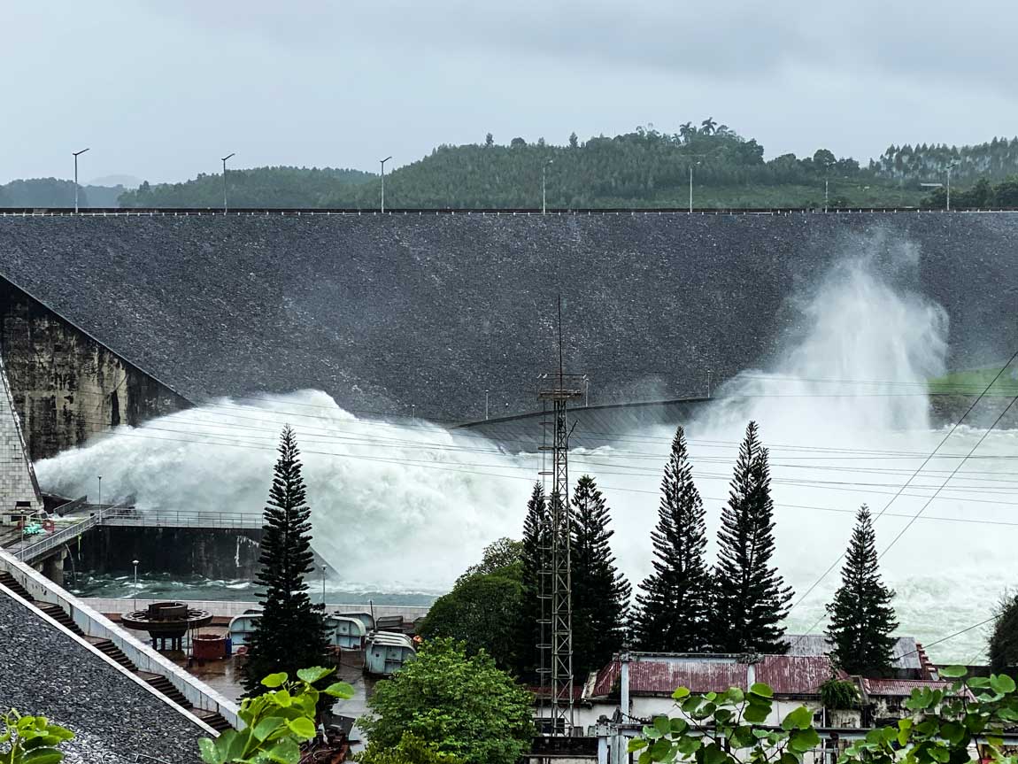 Công tác xả lũ tại Thủy điện Thác Bà vẫn đang diễn ra theo kế hoạch. Ảnh: Trần Bùi