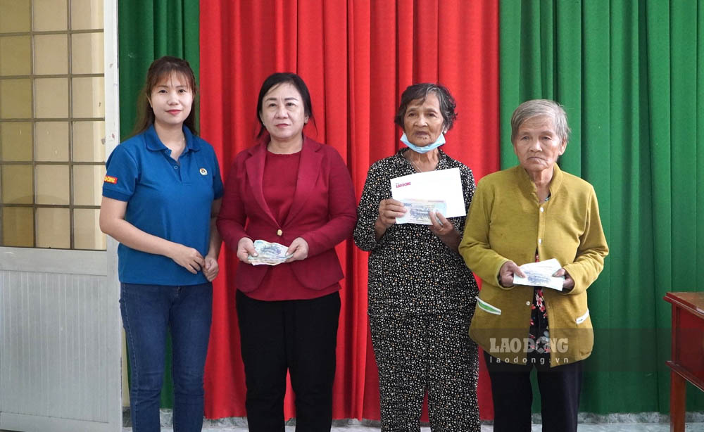 Phóng viên Báo Lao Động trao tiền ủng hộ của bạn đọc đến các hoàn cảnh. Ảnh: Xuân Nhi