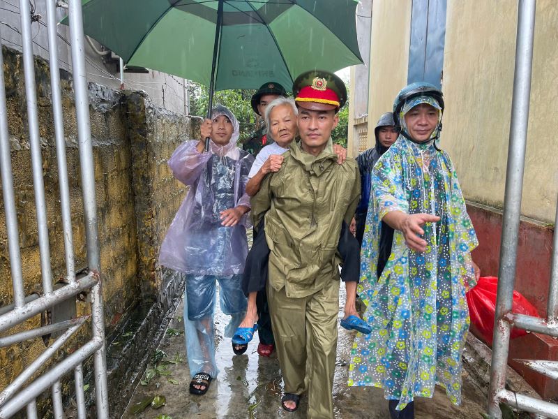 Cán bộ, chiến sỹ Công an tỉnh Thái Bình hỗ trợ di dời người dân ở các khu vực xung yếu đến nơi trú ẩn an toàn. Ảnh: Việt Anh/Công an tỉnh Thái Bình