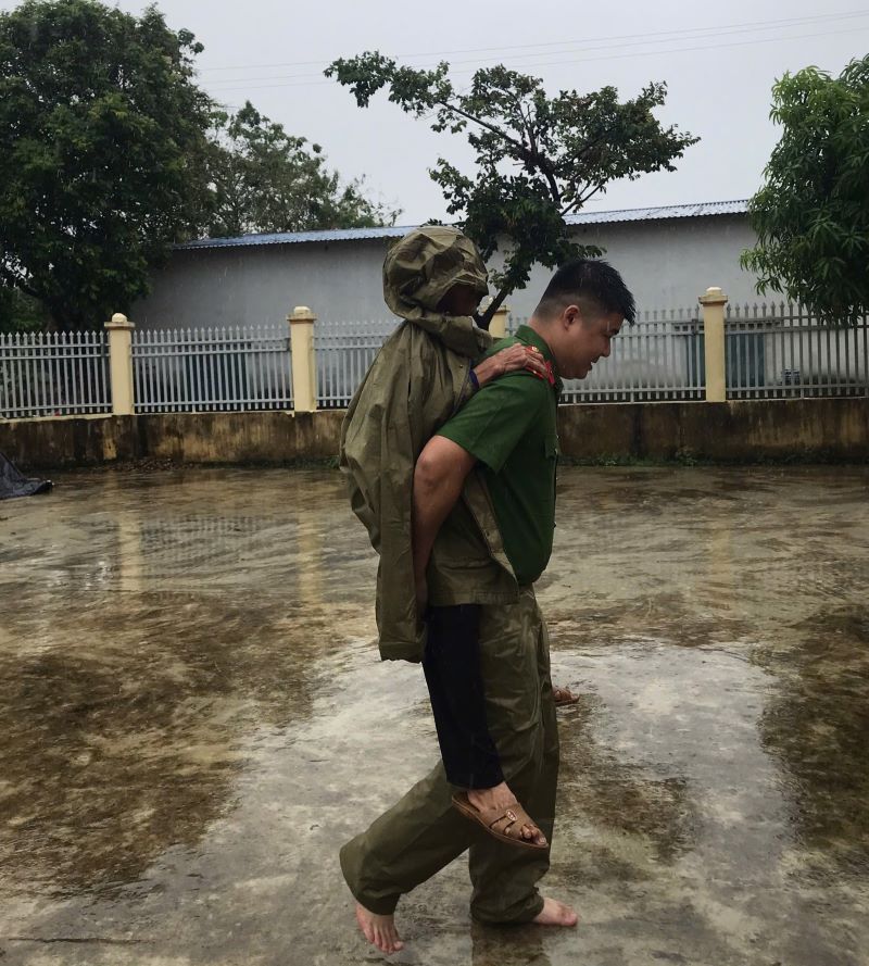 Ho tro di doi nguoi dan o cac khu vuc xung yeu den noi tru an an toan. Anh: Viet Anh/Cong an tinh Thai Binh